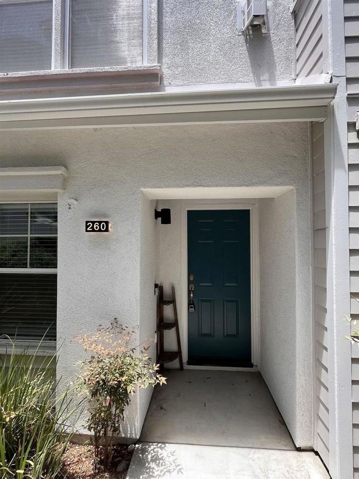 820 Harbor Cliff Way #260 - Photo 2 of 36