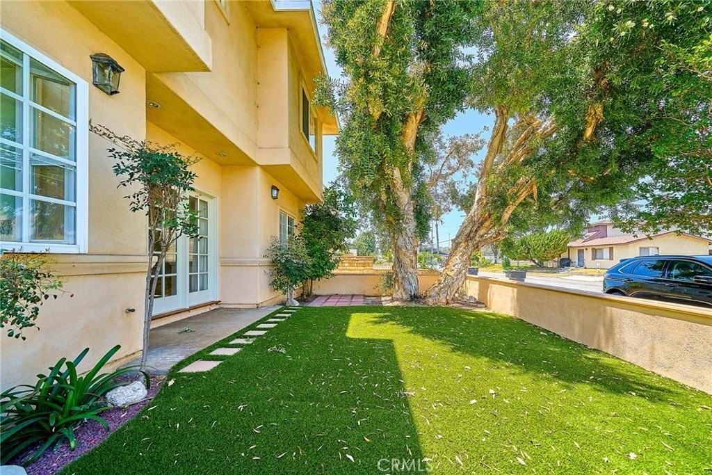 2108 Santa Fe Ave - Photo 4 of 17