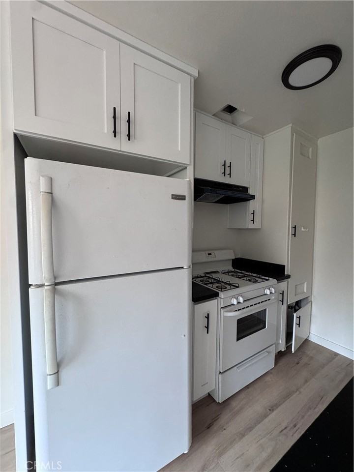 1422 Talmadge St #2 - Photo 4 of 9
