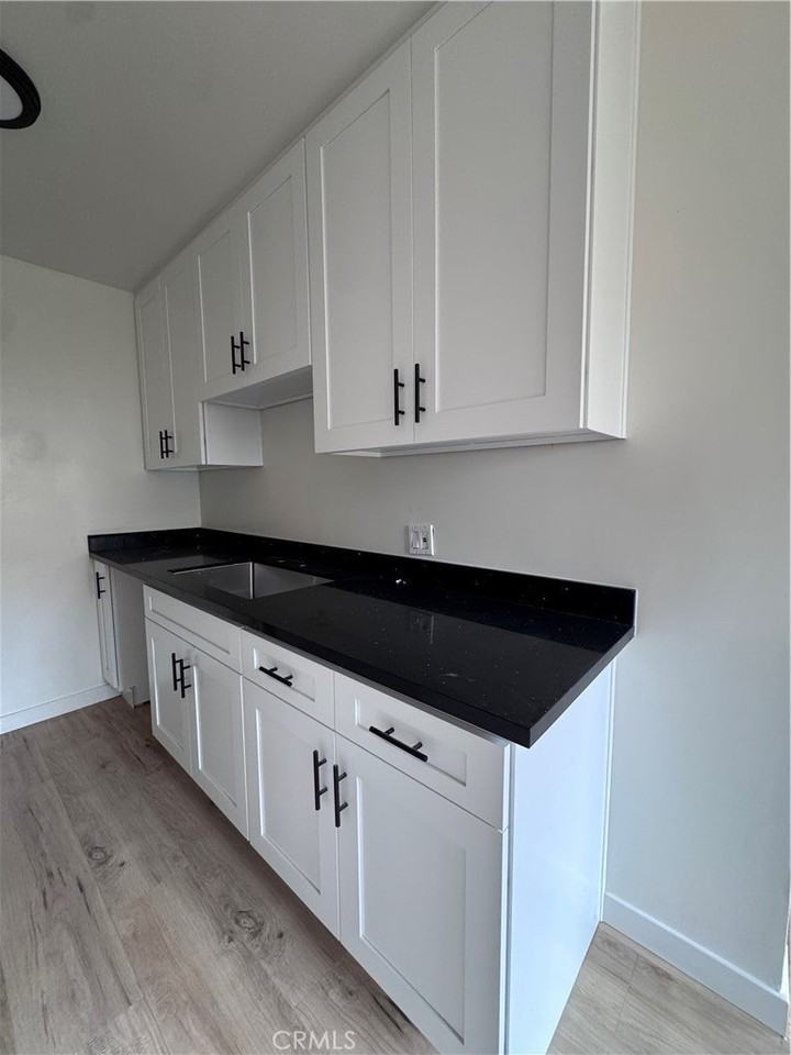 1422 Talmadge St #2 - Photo 5 of 9