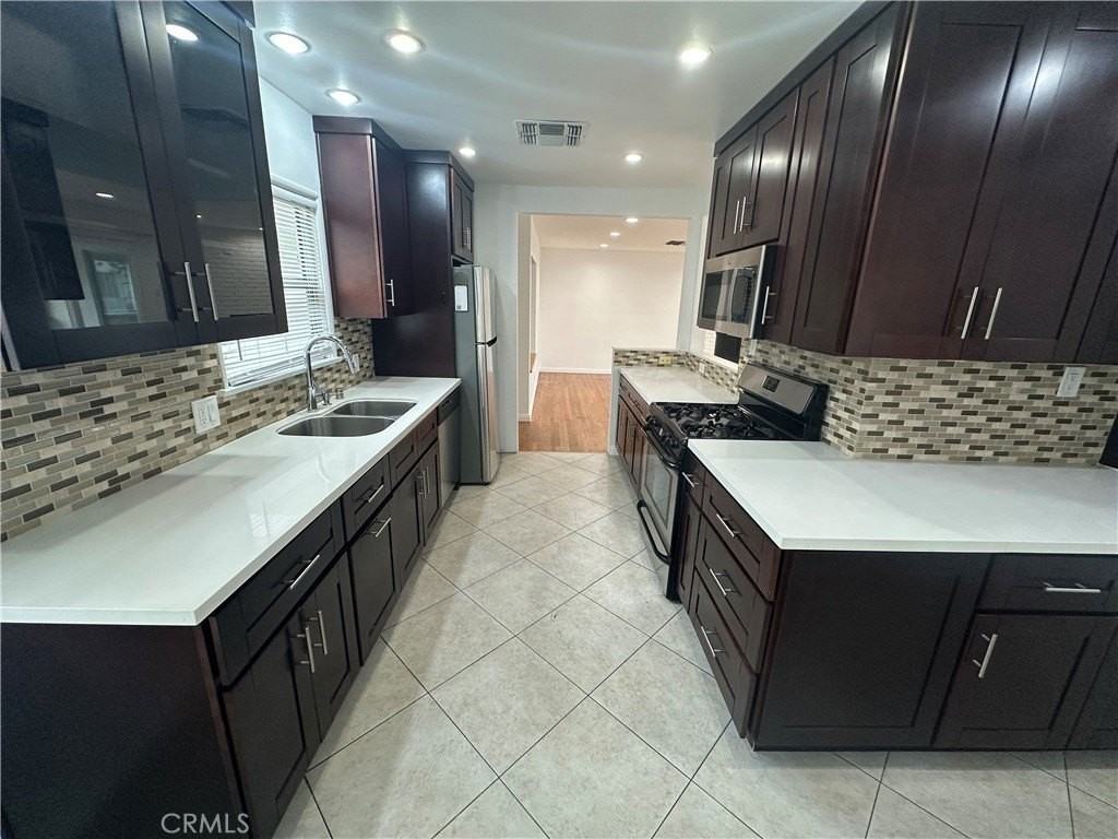 12811 Cumpston St - Photo 7 of 23