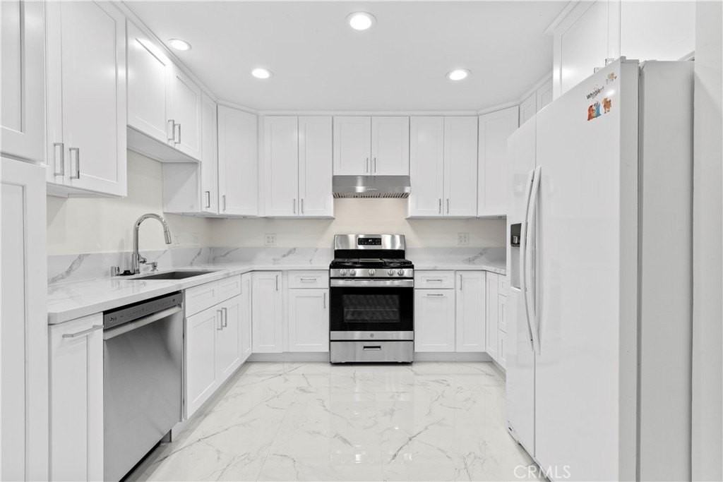 8832 Odessa Ave - Photo 5 of 28