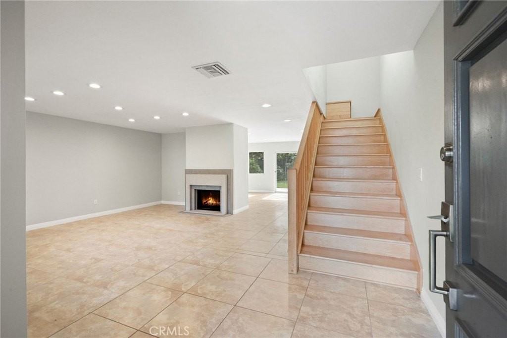 6215 Hesperia Ave - Photo 4 of 44