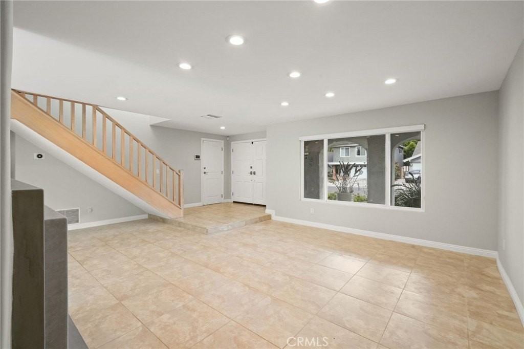 6215 Hesperia Ave - Photo 6 of 44