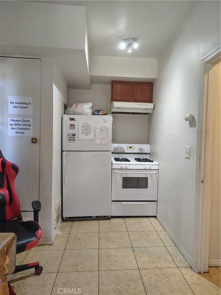 439 W 17th St #3 - Photo 2 of 5