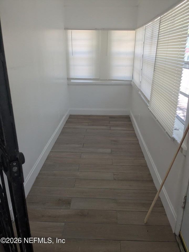 1911 W 3rd St - Photo 3 of 11
