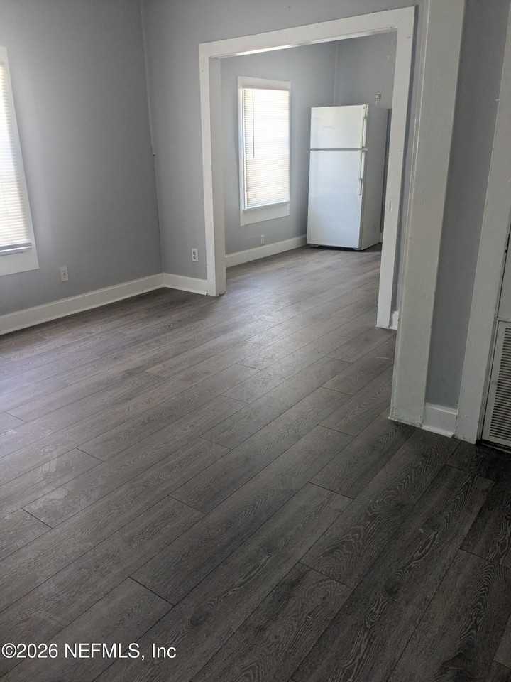 1911 W 3rd St - Photo 4 of 11