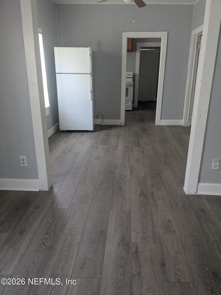 1911 W 3rd St - Photo 5 of 11