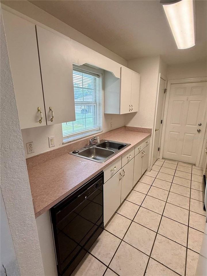 11018 Se 56th Ave - Photo 4 of 15