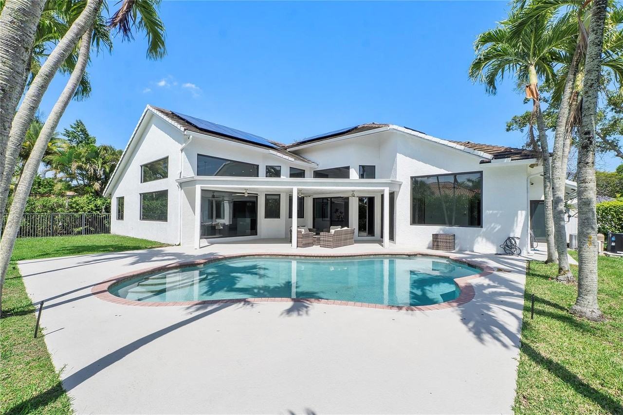 410 Sabal Way - Photo 3 of 8