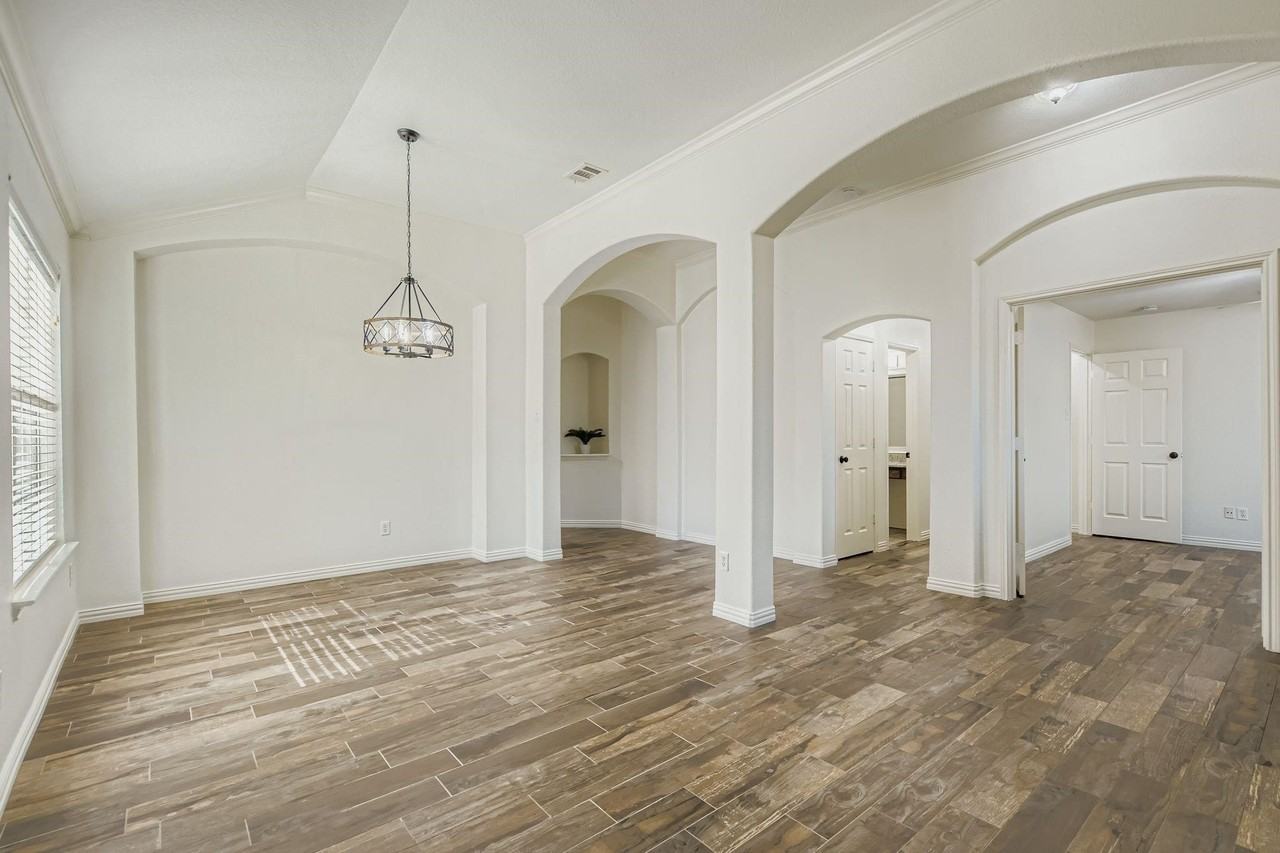 12407 Hawk Creek Dr - Photo 5 of 34