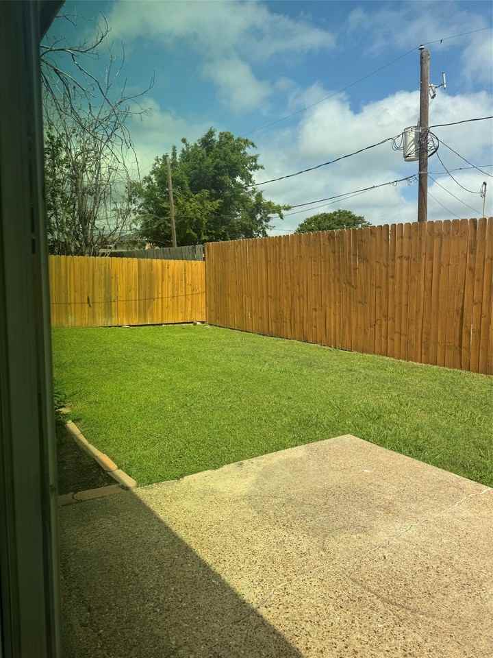 1009 Danforth Ct - Photo 5 of 23