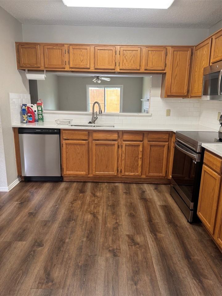 1009 Danforth Ct - Photo 6 of 23