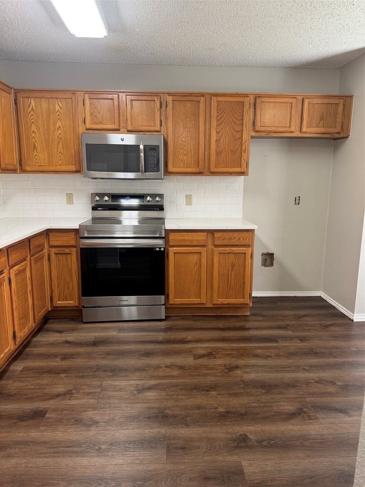 1009 Danforth Ct - Photo 7 of 23