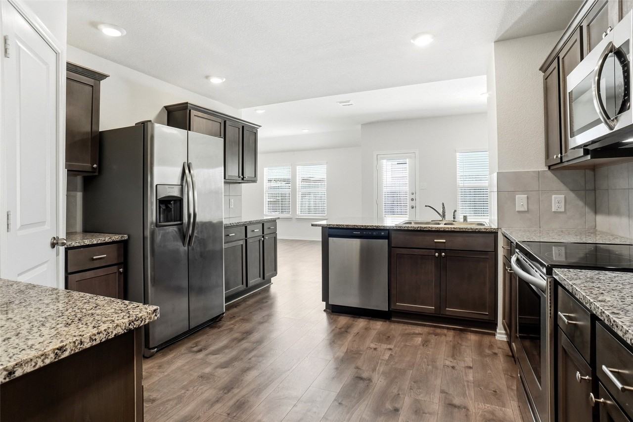 2820 Jordan Dr - Photo 3 of 16