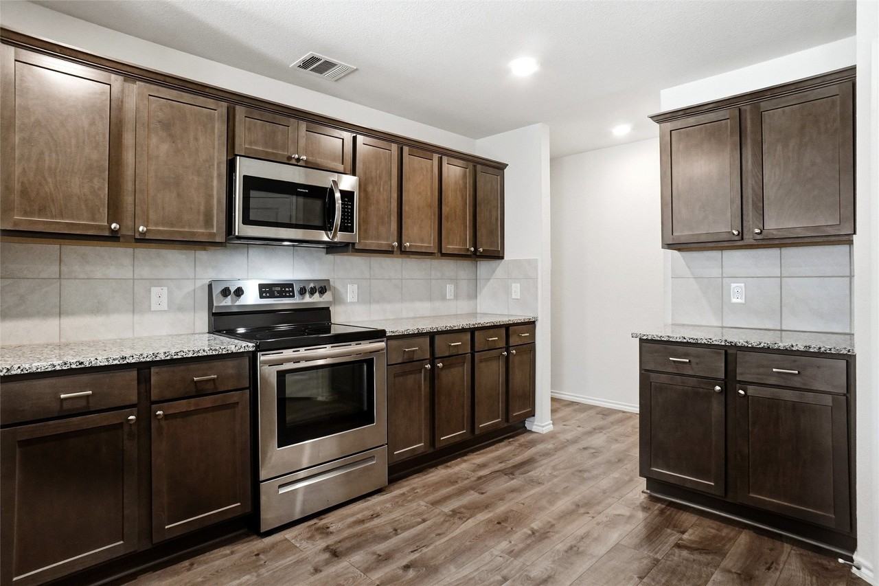 2820 Jordan Dr - Photo 4 of 16