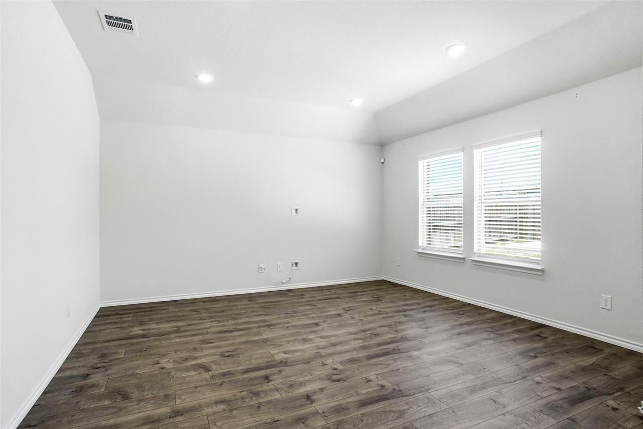 2820 Jordan Dr - Photo 6 of 16
