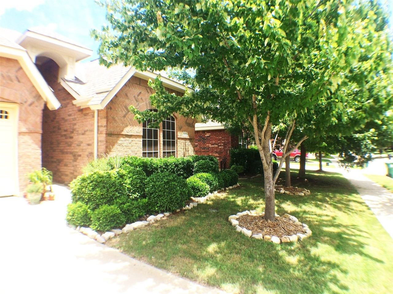 5912 Meadowglen Dr - Photo 2 of 20