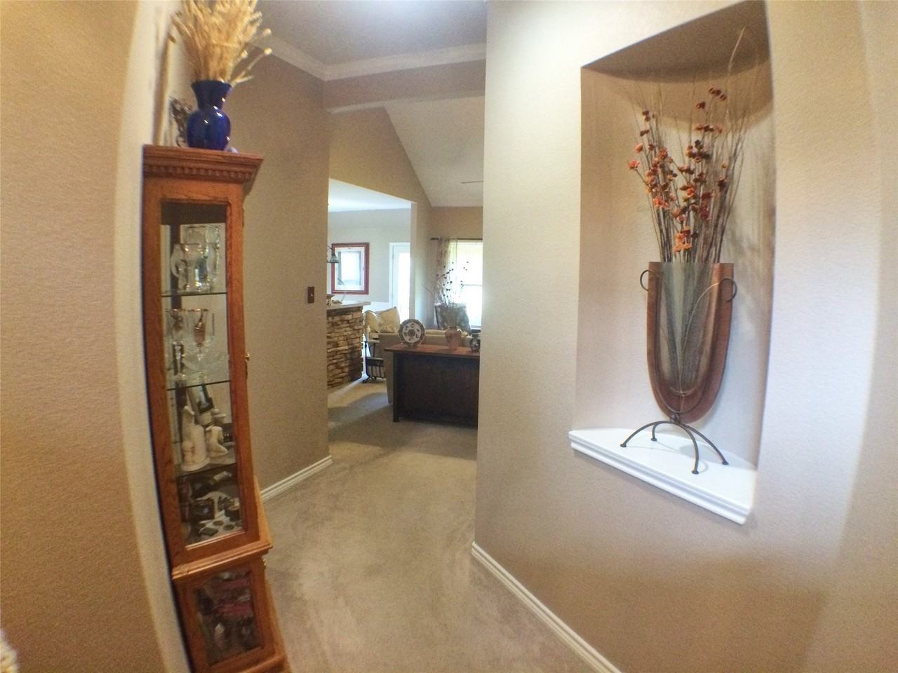 5912 Meadowglen Dr - Photo 5 of 20