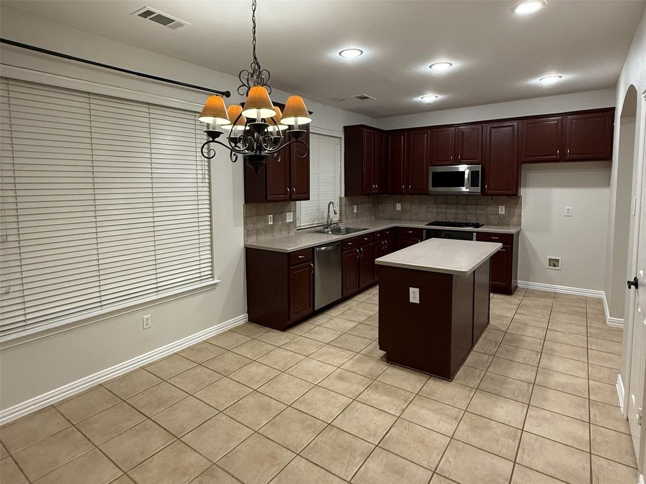 3817 Appleton Ln - Photo 5 of 22