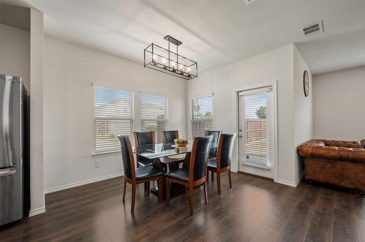 901 Euston St - Photo 6 of 20