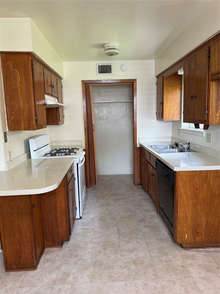 3002 Stanford St #B - Photo 2 of 26