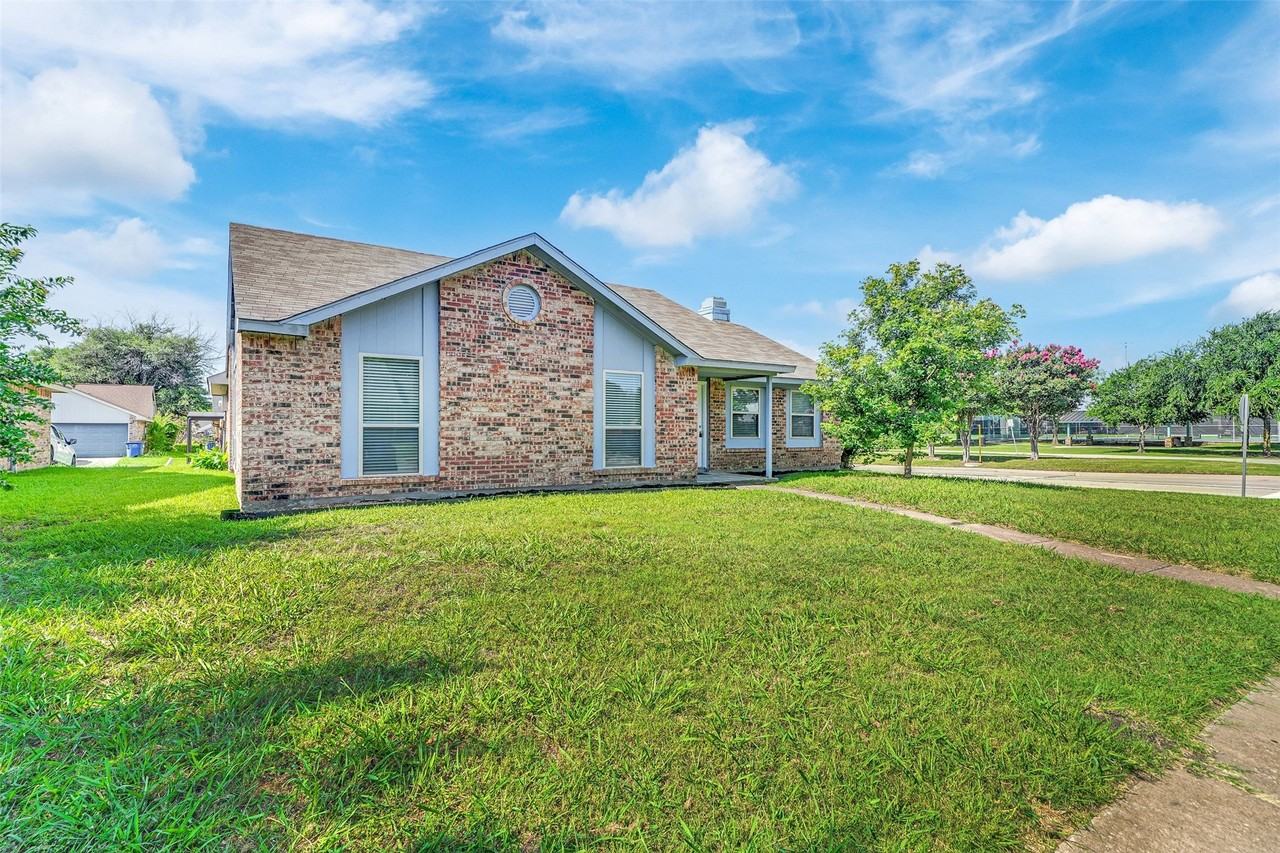 1300 Rivercrest Blvd - Photo 2 of 29