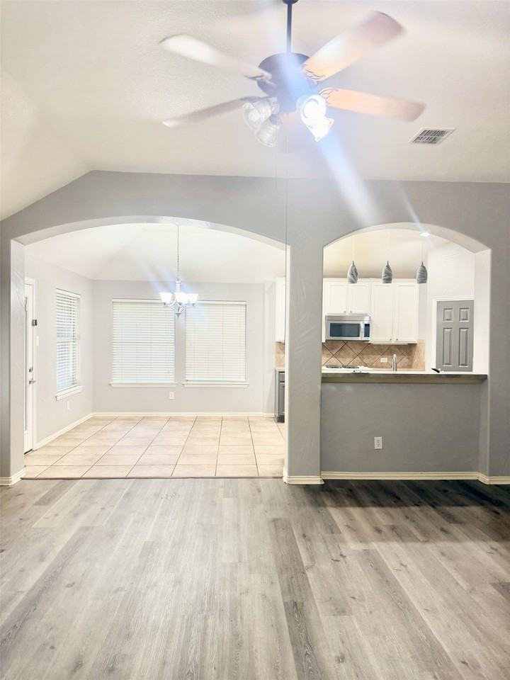 3308 Marymount Dr - Photo 5 of 22