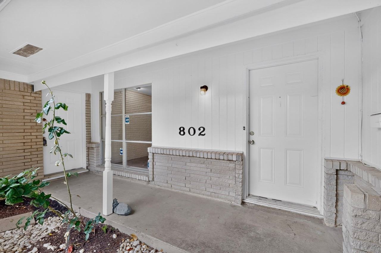 802 Wisteria Way - Photo 3 of 32
