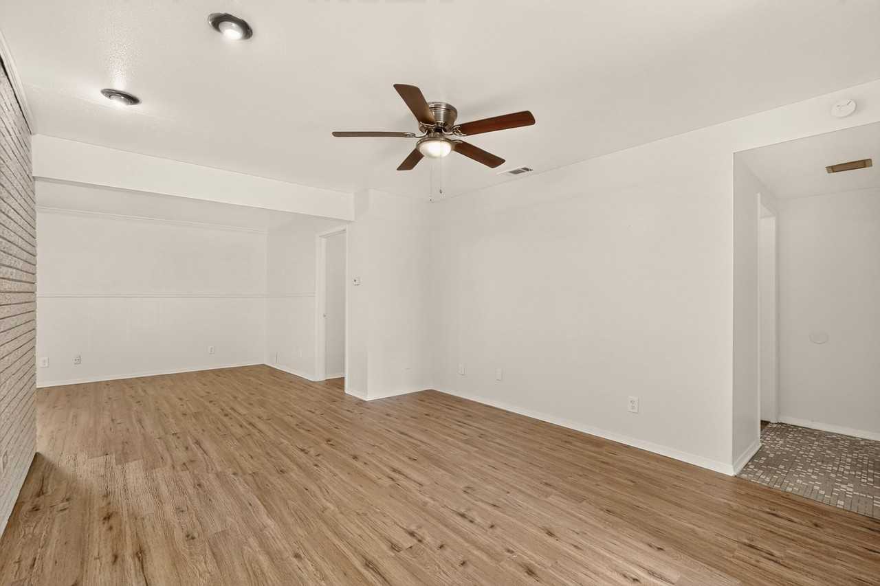 802 Wisteria Way - Photo 4 of 32