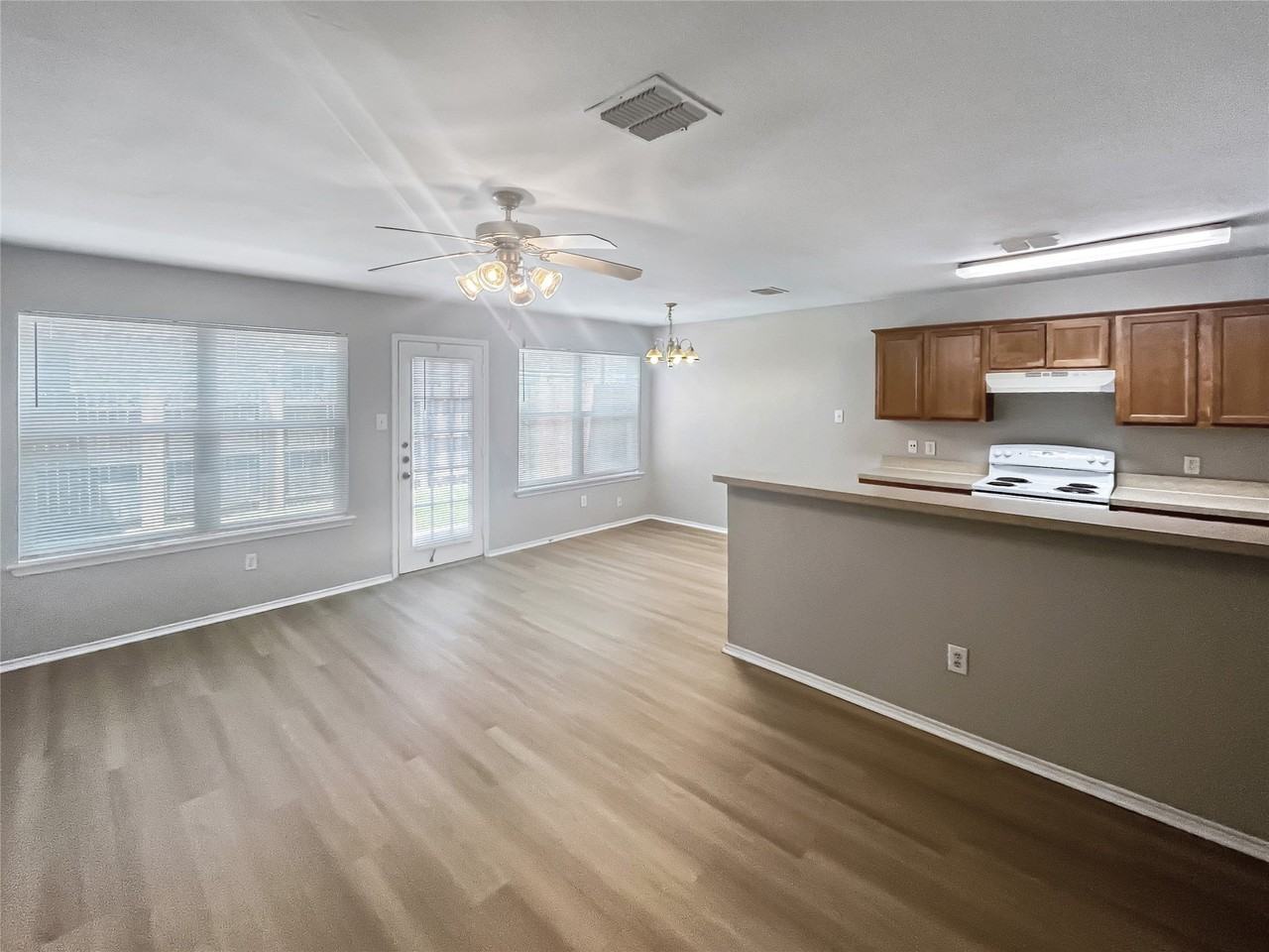2325 Kingsway Dr - Photo 3 of 15