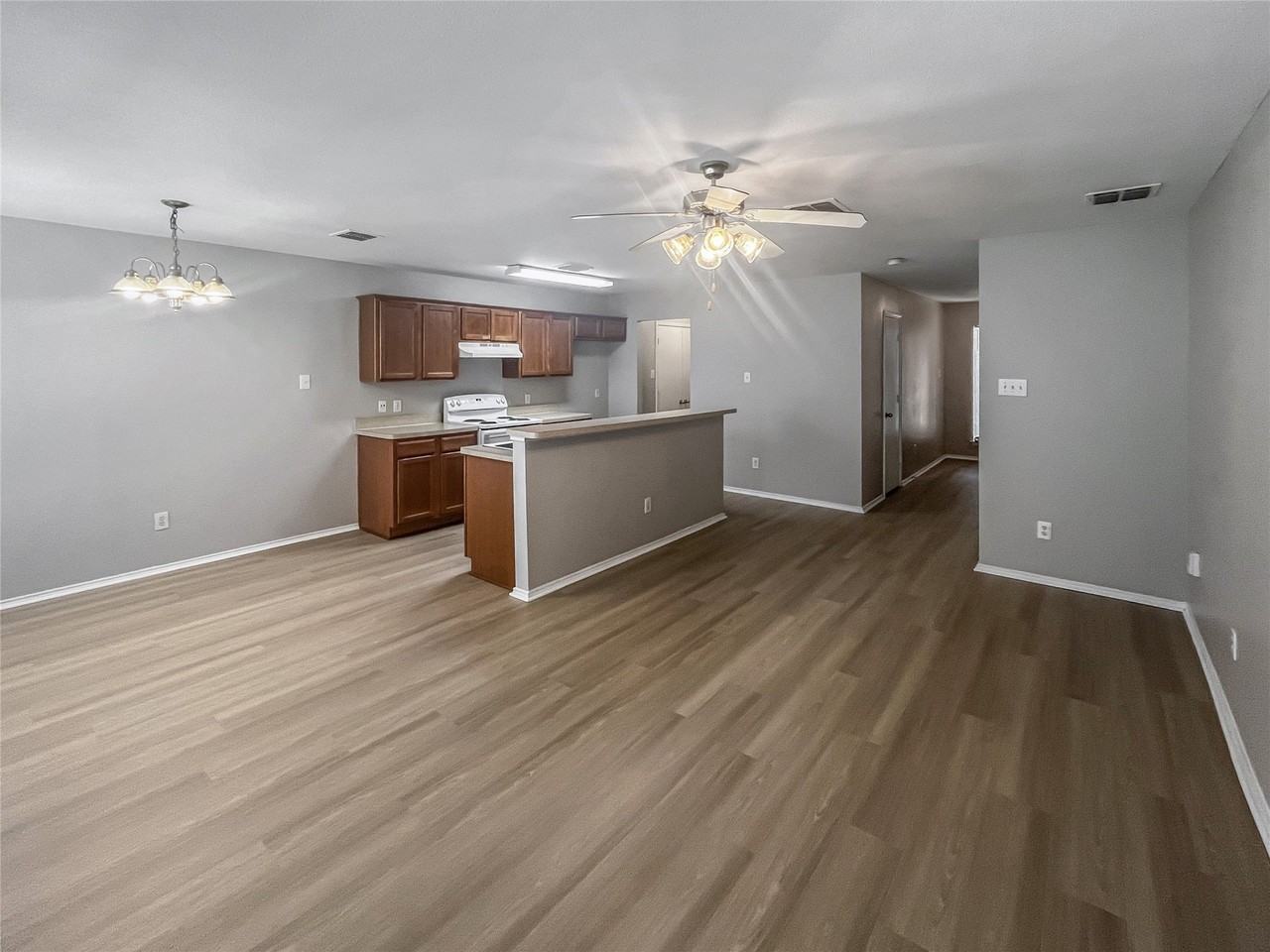 2325 Kingsway Dr - Photo 4 of 15
