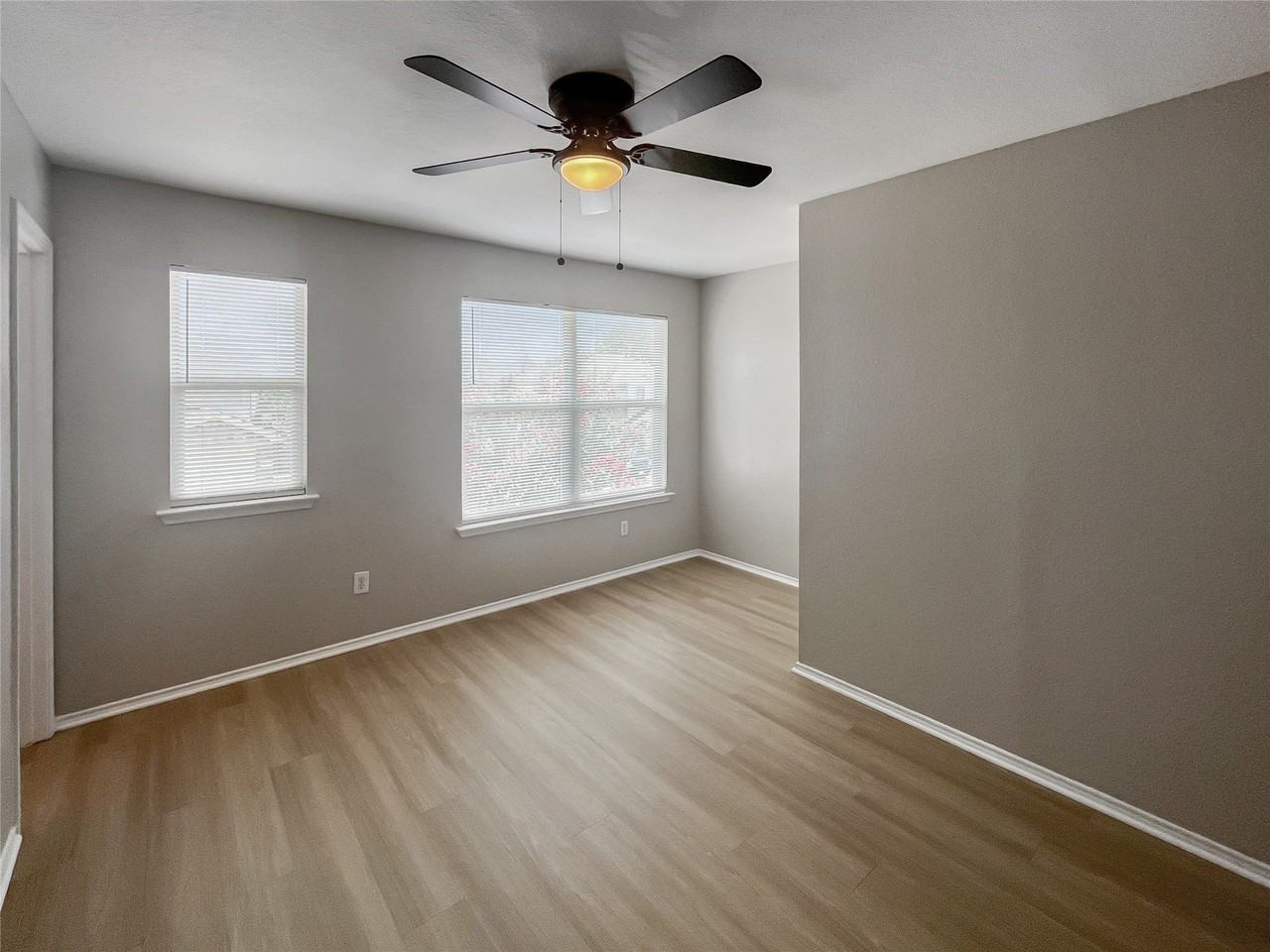 2325 Kingsway Dr - Photo 6 of 15