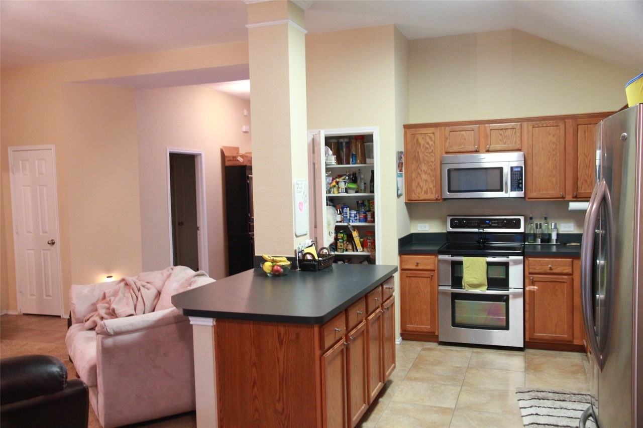 13153 Fencerow Rd - Photo 4 of 16