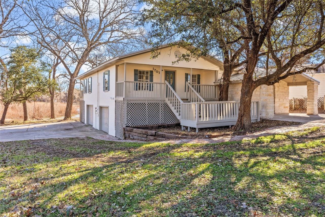 1701 E Lake Dr - Photo 2 of 28