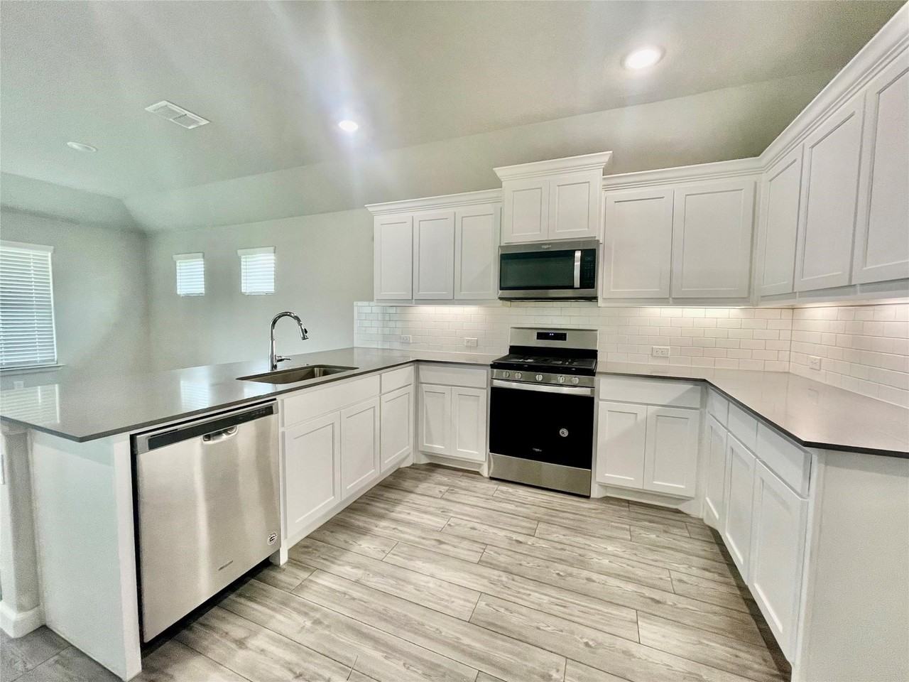 525 Ardsley Ln - Photo 5 of 38