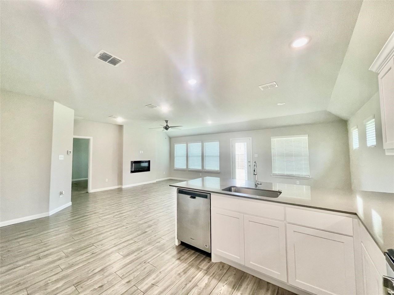 525 Ardsley Ln - Photo 6 of 38