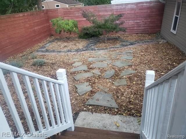 617 E 3rd St - Photo 4 of 29