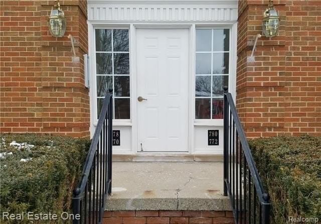 780 E Fox Hills Dr - Photo 2 of 20