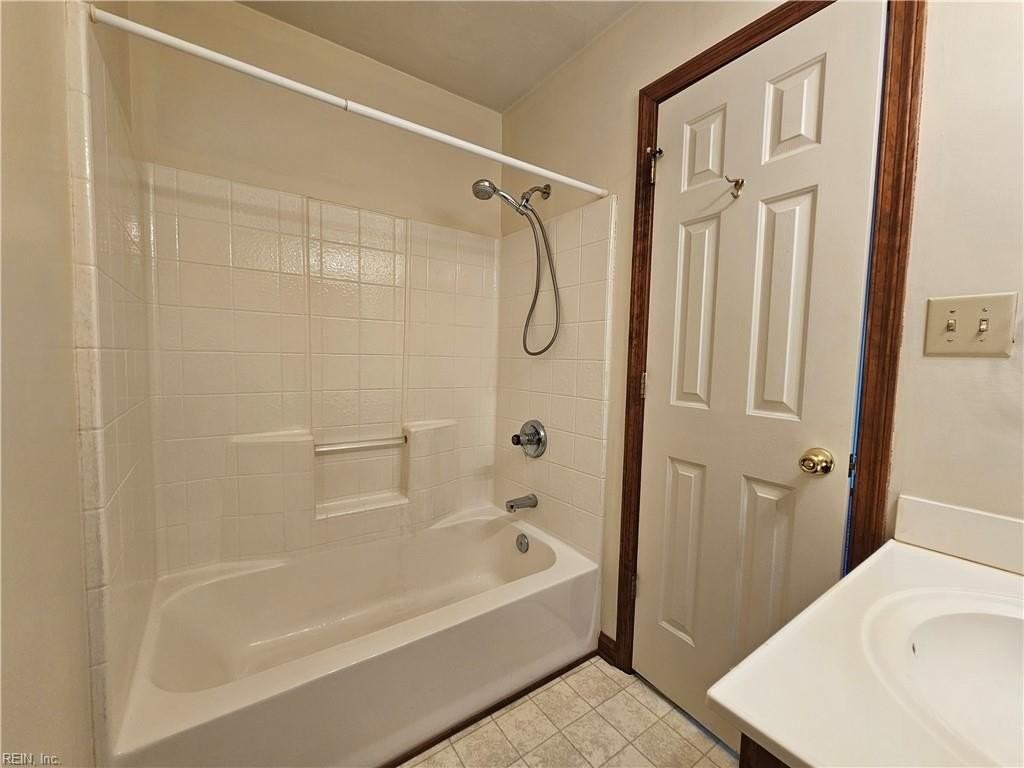 627 Creekside Ct - Photo 3 of 23