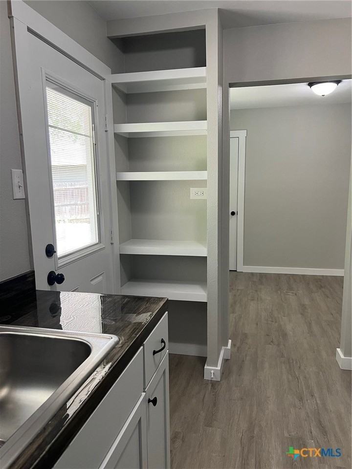 919 Stetson Ave - Photo 3 of 16