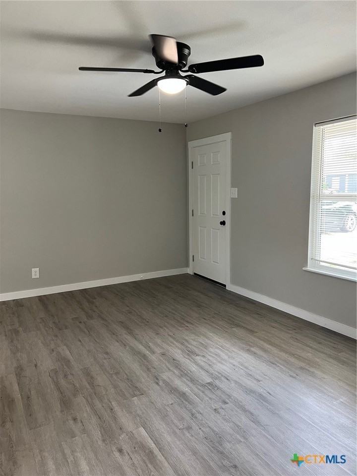 919 Stetson Ave - Photo 6 of 16