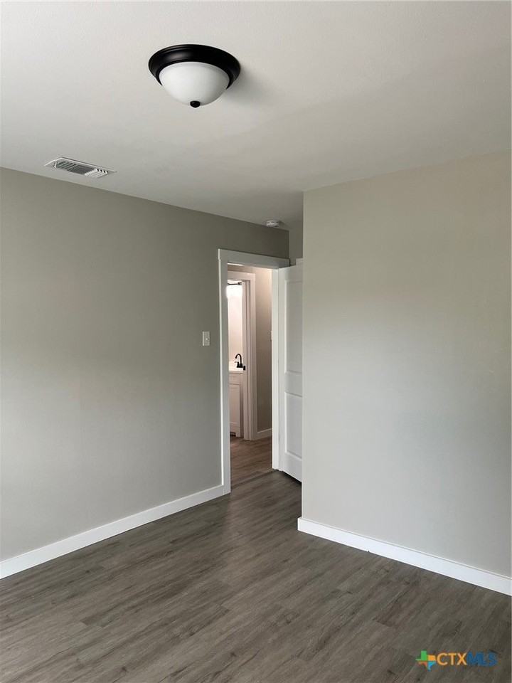 919 Stetson Ave - Photo 7 of 16
