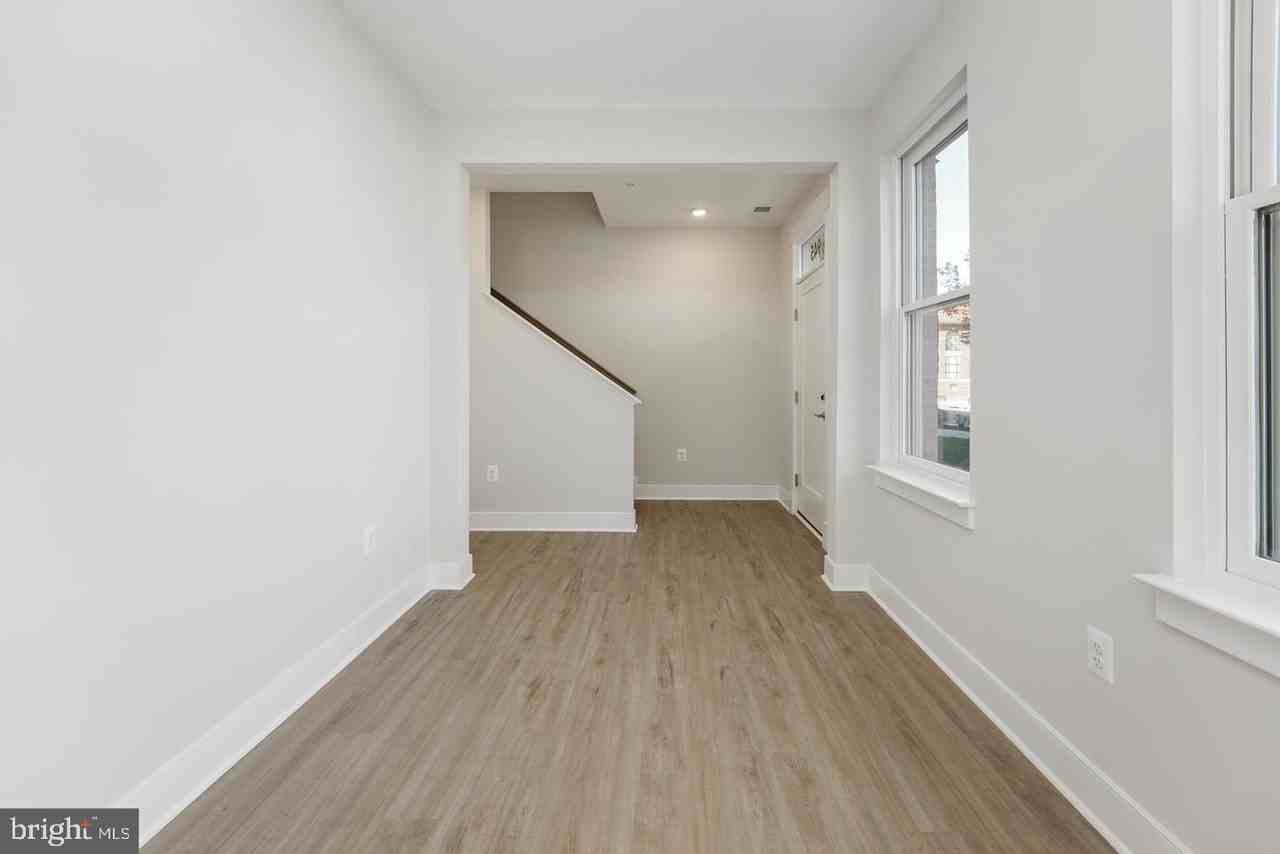 945 Sycamore Dr Se - Photo 6 of 34