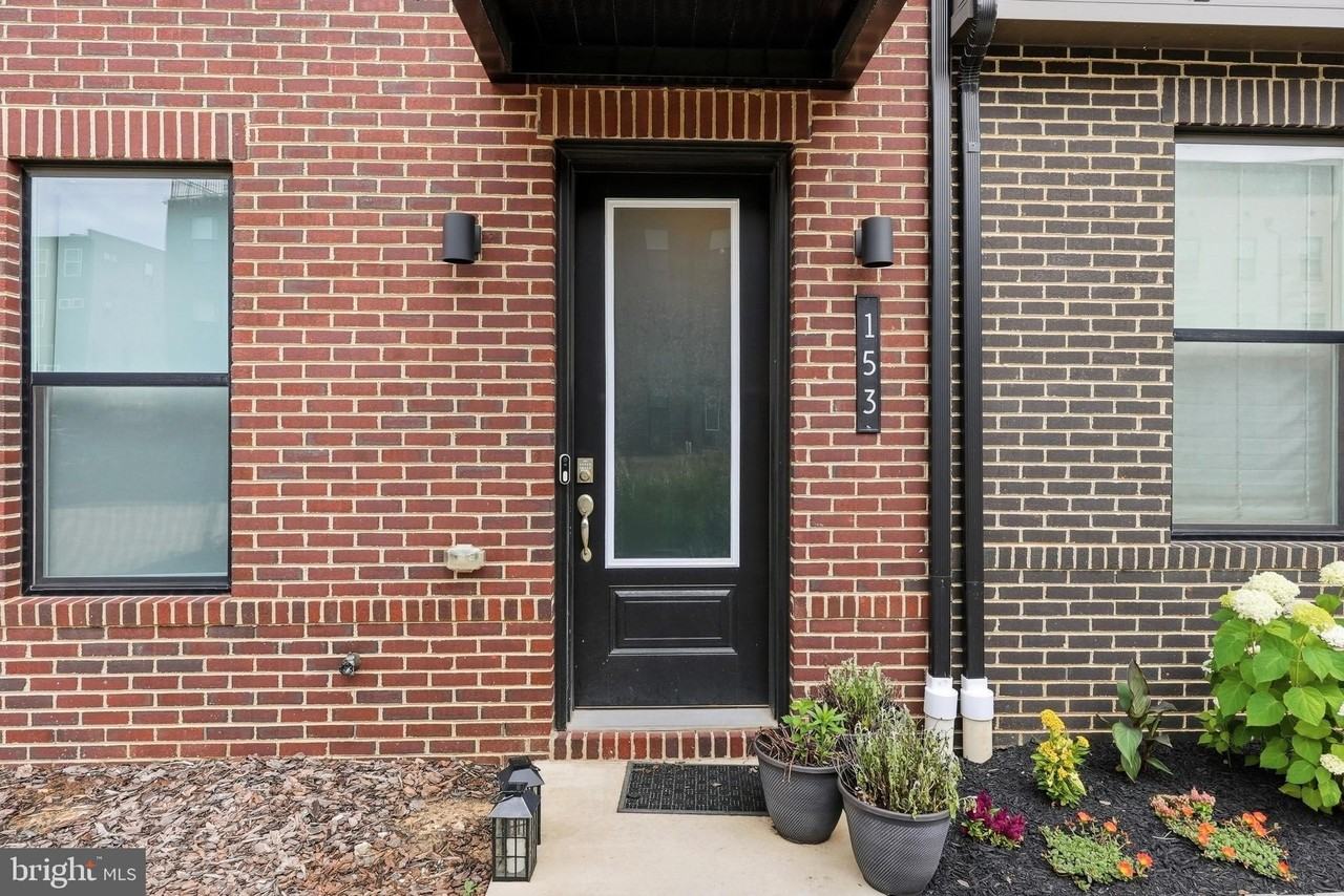 153 Locke St - Photo 4 of 39