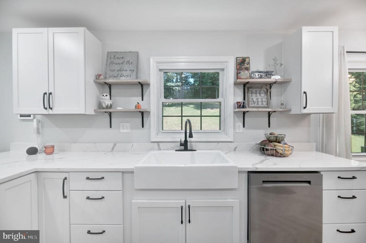 8812 Churchfield Ln - Photo 5 of 31