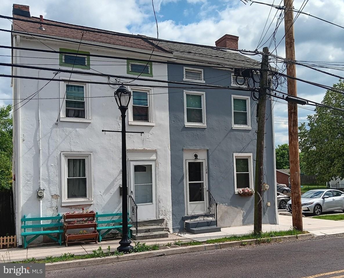 128 W High St
