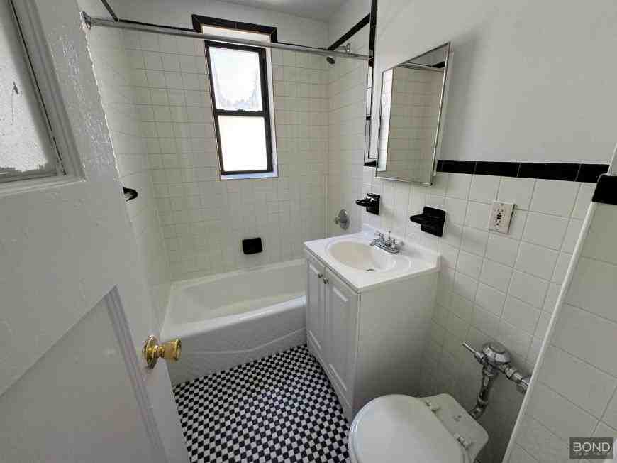 3215 35th St - Photo 4 of 5