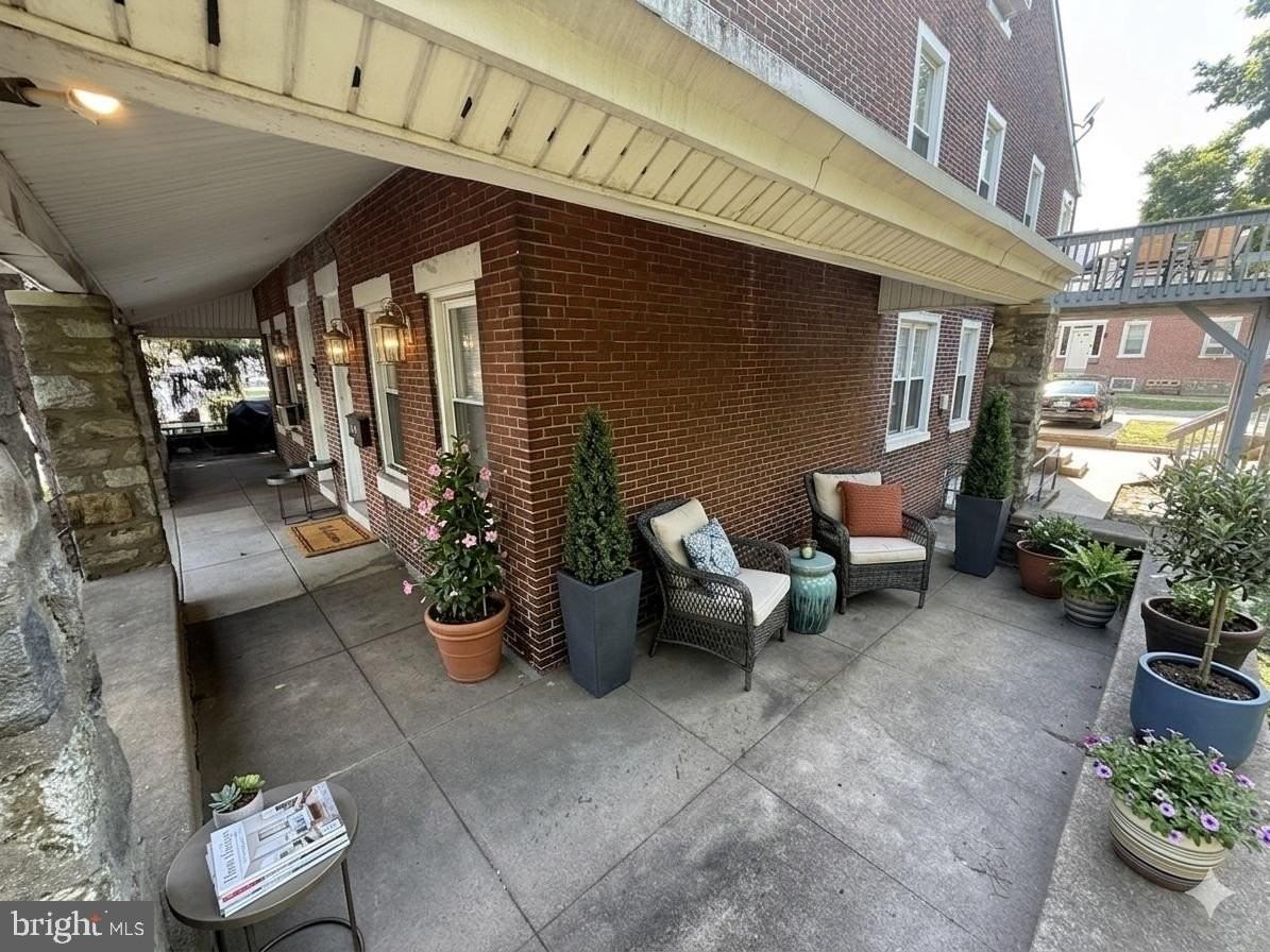 6402 Oxford Ave - Photo 2 of 10
