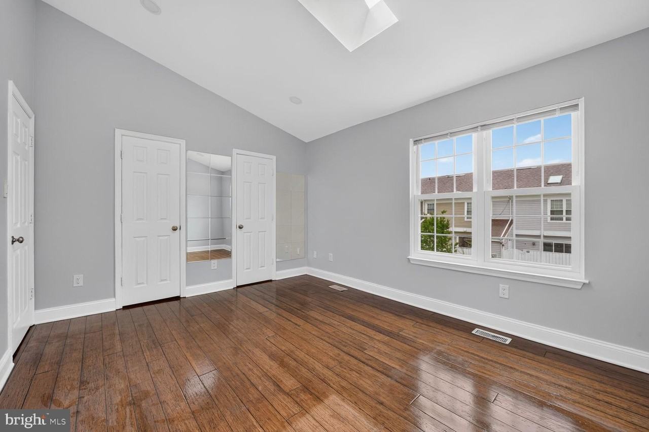 103 Saint Charles Sq - Photo 6 of 22